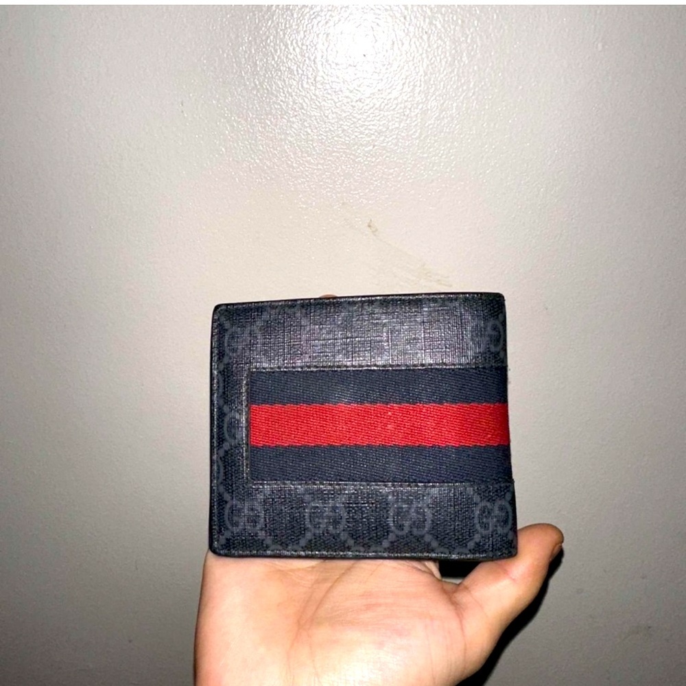 Men’s Gucci wallet